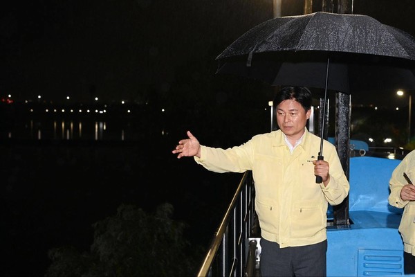 조용익 시장이 굴포천 귤현보 현장에 방문해 점검하고 있다. /사진 = 부천시