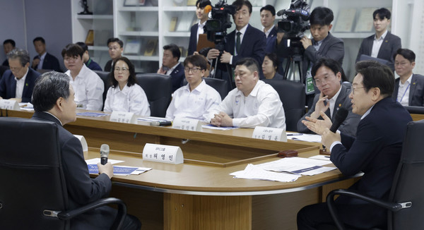 이재명 대통령이 25일 경기 시흥시 SPC 삼립 시흥 공장에서 열린 산업재해 근절 현장 노사간담회에서 허영인 SPC그룹 회장(왼쪽)과 논의하고 있다./연합뉴스