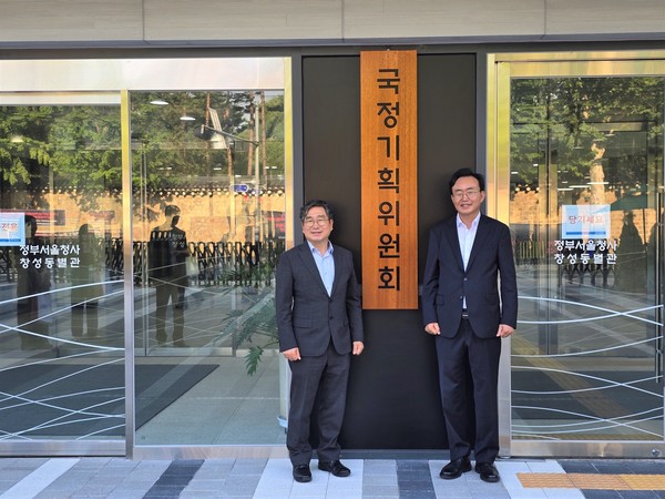 윤병태 시장(오른쪽)과 강상구 부시장(왼쪽)이 국정기획위원회를 방문해 지역 핵심 현안 국정과제 반영을 건의했다/나주시 제공