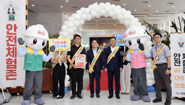 ‘산업안전 강조의 달’ 맞아 안전 체험존을 방문한 박상영 한전KDN 사장(앞줄 오른쪽 세번째, 마스코트 옆)/한전KDN 제공