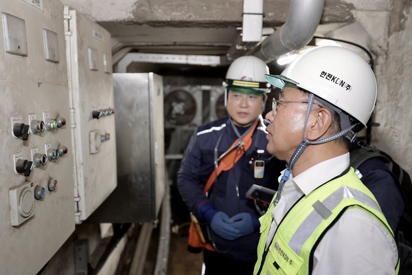 박상형 한전KDN 사장이 지하 전력구 작업 모습을 살펴보고 있다/한전KDN 제공