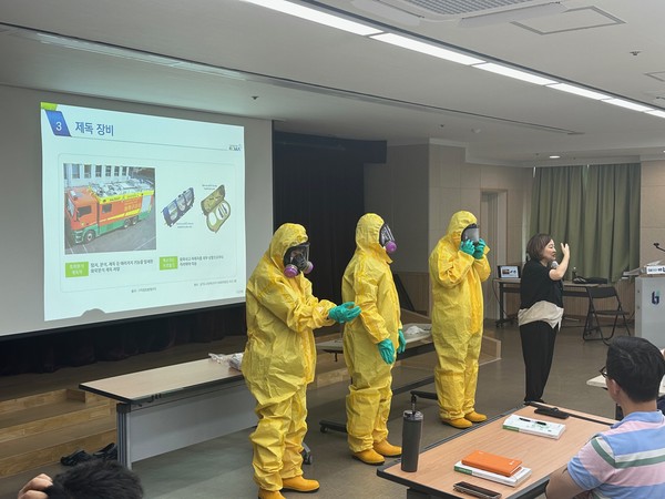 보호장구 착용 실습 교육을 하고 있다. /사진 = 부천시