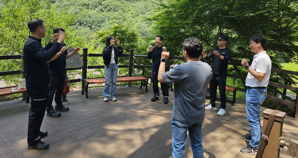 찾아가는 건강증진 프로그램 중 하나인 산림치유 테라피 진행 모습/사진=한전KDN 제공