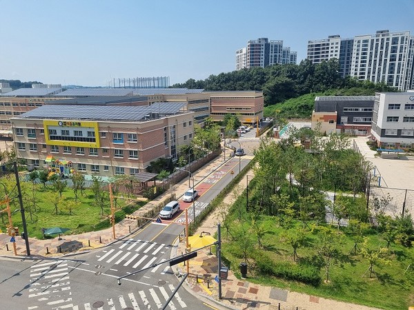 다율초·중학교 진입도로 확장공사 전 /사진 = 파주시