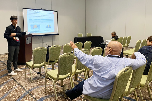 한전KPS 정화준 책임이 ‘제48회 미국 진동협회 기술 컨퍼런스’에서 기술공유 발표 후 참석자의 질의에 답하고 있다/사진=한전KPS 제공