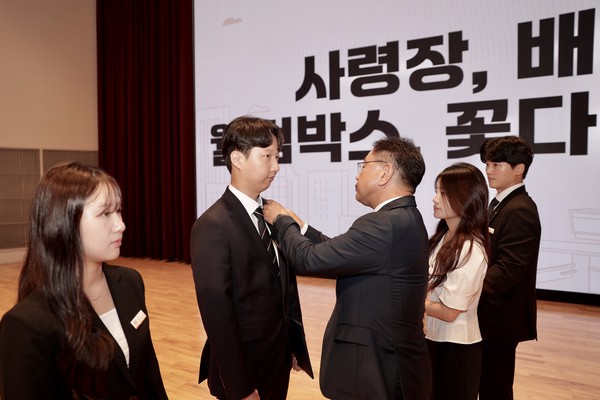 ‘KDN Welcome Day’ 행사 중 신입사원 대표에게 회사 배지를 수여하고 있는 박상형 한전KDN 사장/사진=한전KDN 제공