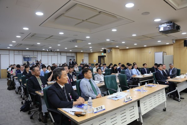  ‘이재명 정부, 미래교통수단 K-UAM 정책과 방향’ 국회토론회 참석자들 / 사진 = 진성준 의원실. 