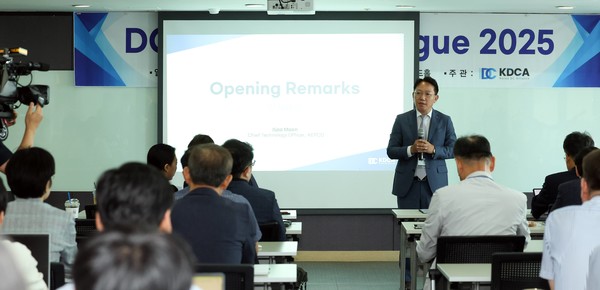 DC Industry Dialogue에서 인사말을 하고 있는 한전 문일주 기술혁신본부장/사진=한전 제공