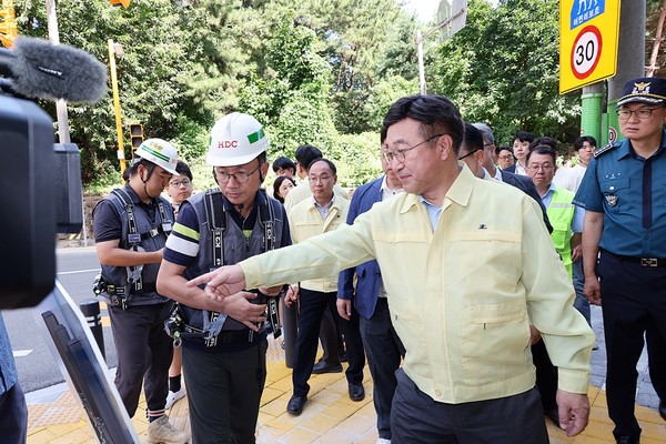 윤호중 행정안전부 장관이 3일 오후 전북 익산 궁동초등학교를 방문해 개학기 대비 통학로 안전실태 및 관리 등을 점검하고 있는 모습 / 사진 = 행정안전부. 