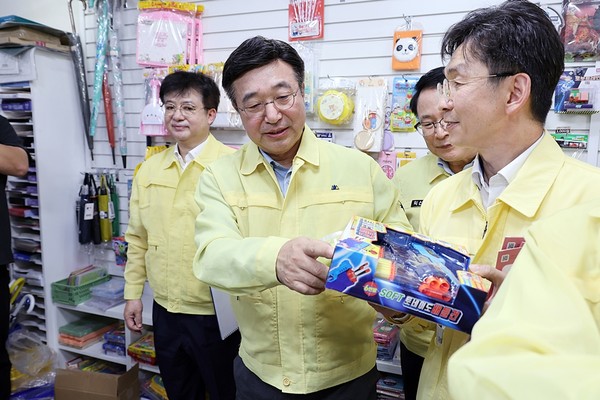 윤호중 행정안전부 장관이 3일 오후 전북 익산 궁동초등학교를 방문해 개학기 대비 통학로 안전관리 및 어린이제품 등 기호식품 판매 점검을 하고 있는 모습 / 사진 = 행정안전부. 