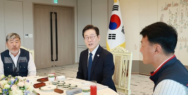 4일 서울 용산 대통령실 청사에서 열린 이재명 대통령과 양대노총 회동(왼쪽부터 김동명 한국노총 위원장, 이 대통령, 양경수 민주노총 위원장) / 사진 = 연합뉴스.  