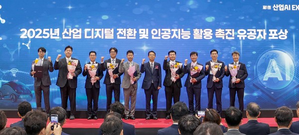 2025년 산업 디지털 전환 및 인공지능 활용 촉진 유공자 단체사진(오창엽 한전KDN 클라우드사업처장, 오른쪽 세번째)/사진=한전KDN 제공