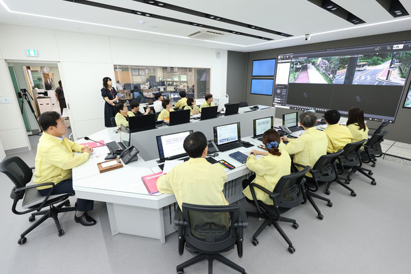 김성제 의왕시장이 재난안전상황실에서 회의를 주재하고 있다./ 사진=의왕시