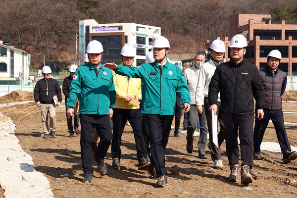 김성제 의왕시장이 해빙기 안전 점검을 진행하고 있다/ 사진=의왕시