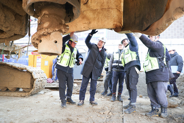김성제 의왕시장이 인동선 공사현장 점검하고 있다./ 사진=의왕시