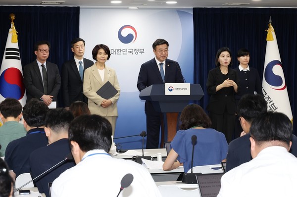 윤호중 행정안전부 장관이 7일 오후 서울 종로구 정부서울청사 브리핑룸에서 '정부조직 개편방안' 관련한 브리핑을 하고 있는 모습 / 행정안전부. 