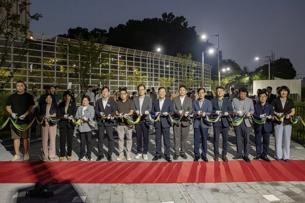 김성제 시장(가운데)이 고천지구 수변공원 보행로 개통식 컷팅을 하고있다/ 사진=의왕시