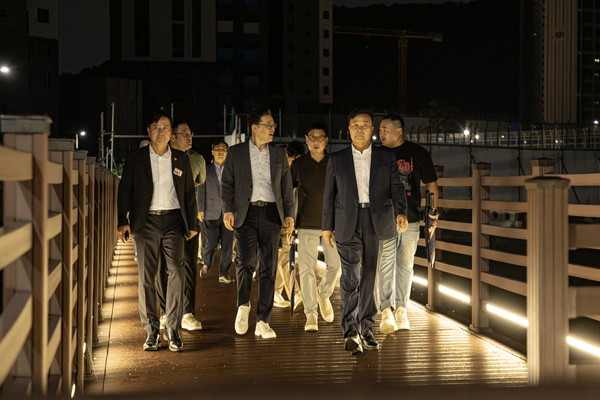 김성제 시장이 고천지구 수변공원 보행로 개통식에 참석후 관계자들과 직접 보행통로를 걷고있다/ 사진=의왕시