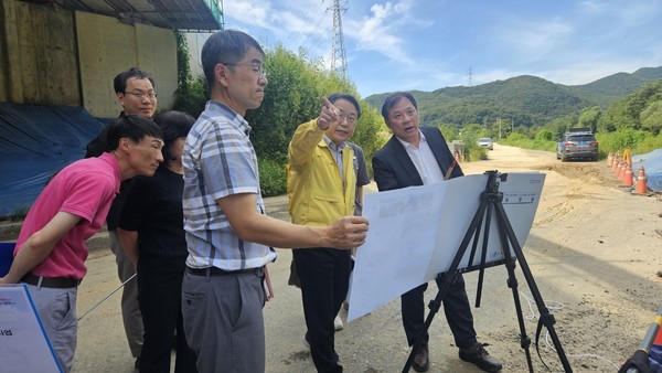 최홍규 부시장이 반월호수~수리산도립공원 도로개설 현장에서 담당부서(건설과)로부터 현재 추진 현황을 보고받고 있다./ 사진=군포시