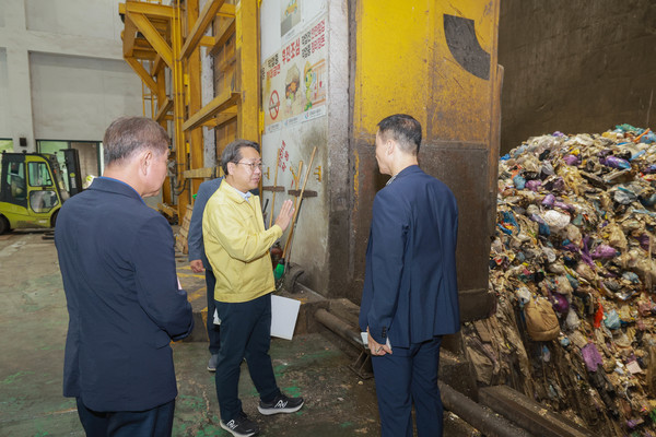 최홍규 부시장이 새활용타운을 방문하고 운영 실태를 관리자로부터 보고받고 있다./ 사진=군포시