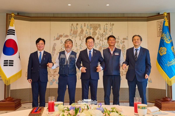 이달 4일 이재명 대통령과 손을 잡았던 한국노총의 김동명 위원장(왼쪽서 두번째)과 김영훈 노동부 장관(맨 왼쪽) / 대통령실. 