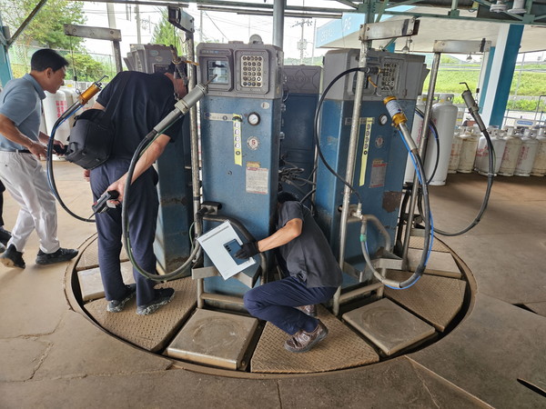 안산시 에너지정책과 및 한국가스안전공사 관계자가 합동으로 액화석유가스 충전소에서 안전점검을 진행하고 있다./ 사진=안산시