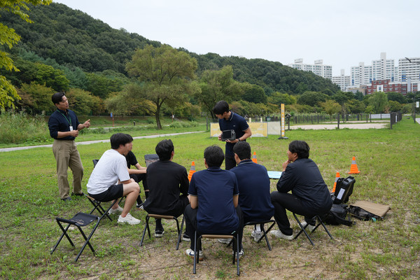  드론 산업 현장 체험하는 청소년들 / 사진 = 지역난방안전 제공. 
