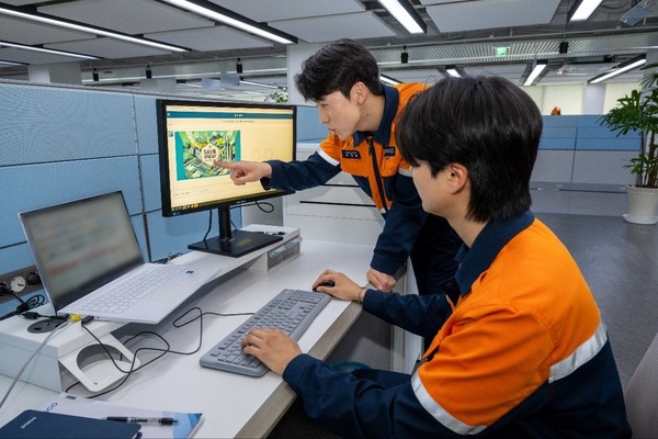 광양제철소 직원들이 경영지원 GPT를 활용해 인사제도 관련 포스터를 제작하고 있다/사진=광양제철소 제공