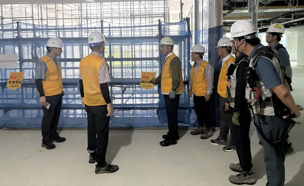충북사업처 신규 사옥 건설 현장을 찾아 안전관리 절차 준수를 강조하는 박상형 한전KDN 사장/사진=한전KDN 제공
