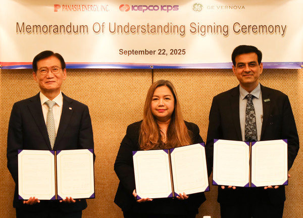 한전KPS 김홍연 사장 왼쪽과 Panasia Energy(CFO 겸 COO Noemi Moreno 가운데), GE Vernova(아시아 태평양 총괄 Lalit Sankrani 오른쪽)가 3자 양해각서를 체결하고 기념촬영을 하고 있다/사진=한전KPS