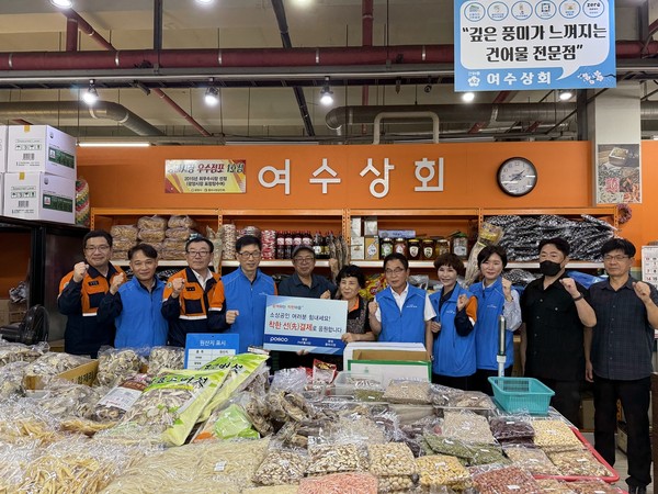 광양제철소 인근의 중마전통시장에서 포스코PHP봉사단 주관 '착한 선결제' 활동이 진행됐다/사진=광양제철소