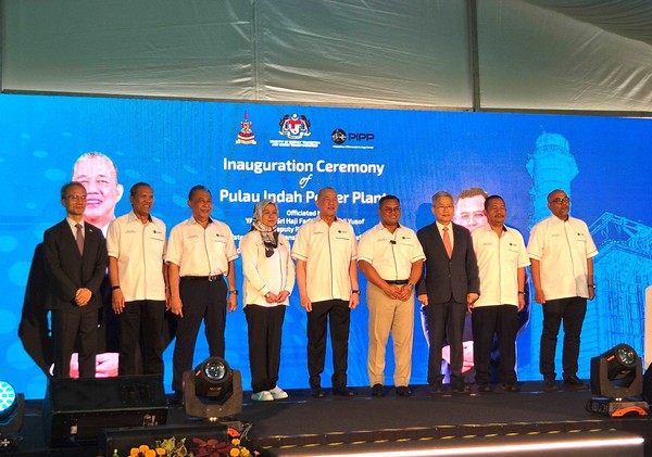 말레이시아 풀라우인다 발전소 준공식에 참석한 한전 김동철 사장(오른쪽에서 3번째)/사진=한전