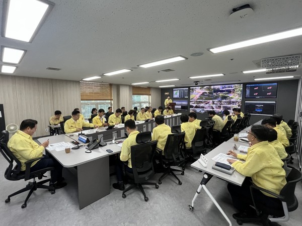 최대호 시장이 29일 오전 시청 8층 재난안전상황실에서 긴급현안사항 보고회를 주관하고있다/ 사진=안양시