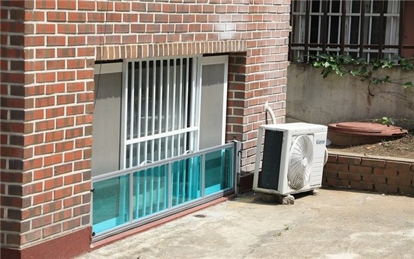 매입임대주택에 설치된 차수판 / 사진 = LH. 