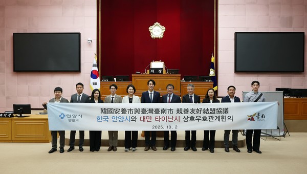 박준모 의장(가운데)이 안양시의회에 공식 방문한 대만 타이난 시장을 비롯 관계자들과 기념촬영을 하고있다/ 사진=안양시의회