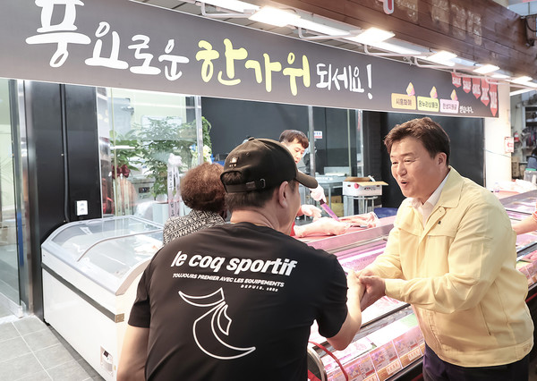 임병택 시흥시장이 시흥시 삼미시장을 찾아 상인들과 소통의 시간을 갖고있다./ 사진=시흥시