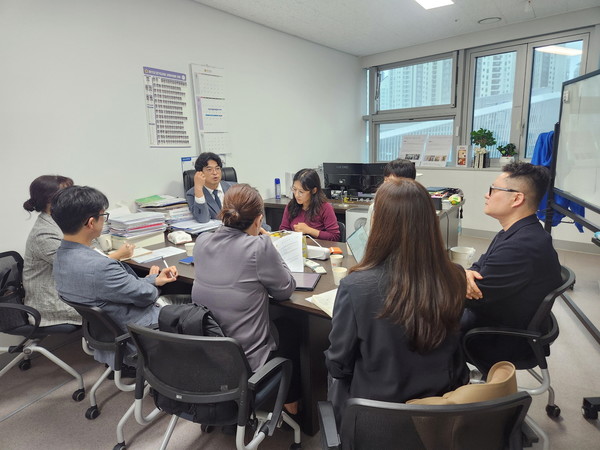 13일 '연구 거버넌스 TF' 첫 회의에서 박상현 경기도의원(왼쪽 상단)이 경기도청 및 산하 공공기관 R&D 담당자들과 함께 문제 해결을 위한 방안을 모색하고 있다. / 사진=경기도의회