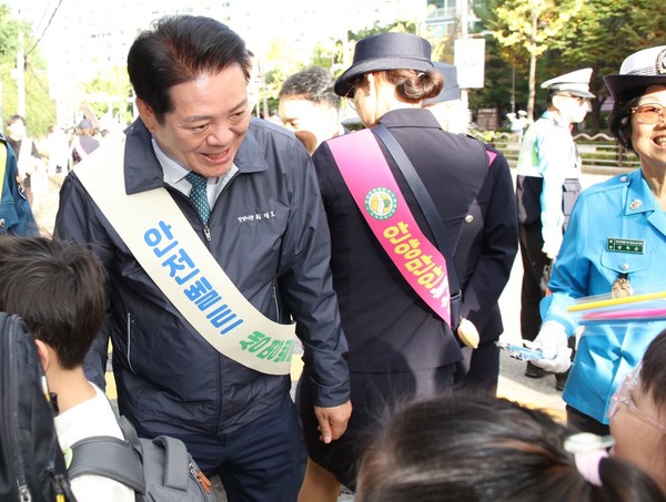 최대호 안양시장이 17일 연현초등학교 정문에서 학생들에게 교통안전에 대해 설명하고 있다/ 사진=안양시