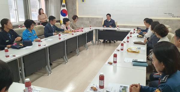 최대호 안양시장이 17일 연현초등학교에서 학부모와 학교 관계자 등으로부터 학교 운영에 대한 의견을 청취했다./ 사진=안양시