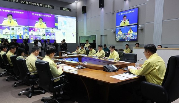 윤호중 행정안전부 장관이 20일 서울 종로구 정부서울청사에서 열린 국가정보자원관리원 행정정보시스템 화재 관련 중대본 13차 회의를 주재하고 있는 모습 / 사진 = 연합뉴스.
