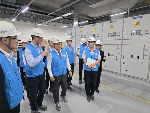 전력설비를 살펴보는 김동철 한전 사장(앞줄 우축에서 두번째)/사진=한국전력