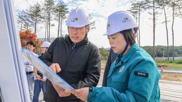 신계용 과천시장이 지식정보타운 내 공원과 하천 조성 공사 현장을 점검하고 있다/ 사진=과천시