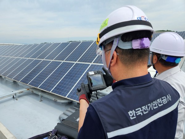 지난 8월 한국전기안전공사 관계자들이 APEC 정상회의가 예정된 경주화백컨벤션센터 태양광설비의 안전점검을 진행하고 있다. / 사진 = 한국전기안전공사 제공. 