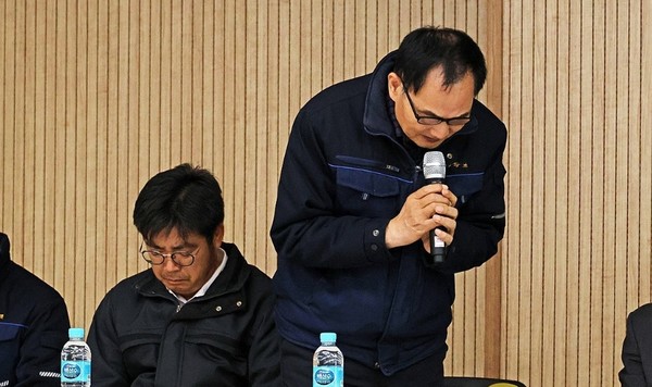 경북 경주 아연가공업체 황조의 저수조 내에서 유해가스 질식으로 3명이 숨진 사고와 관련해 도급업체인 황조 관계자가 유족에게 고개 숙여 사과하고 있는 모습 / 사진 = 연합뉴스. 