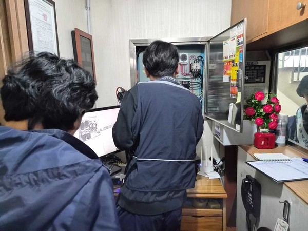 경기도와 인덕원동은 31일 고시원 공용부 전기 안전점검을 실시하고 관리자에게 화재 발생시 초기 대응 방법을 교육했다/ 사진=안양시