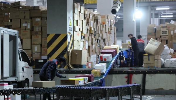 새벽 택배 분류 작업 / 사진 = 연합뉴스. 