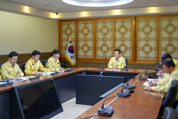 포항제철소 가스 누출 근로자 사상 사고와 관련한 포항시 긴급 대책 회의 / 사진 = 이강덕 포항시장 공식 페이스북. 