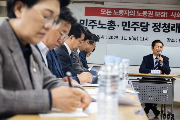 6일 서울 정동 민주노총 15층 교육장서 열린 더불어민주당과 민주노총의 정책간담회에 참석해 발언하는 정청래 민주당 대표 / 민주노총. 