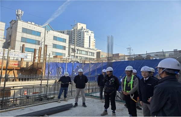 ‘서광초 교사 증개축 공사’ 현장을 불시방문해‘안전한 일터 프로젝트’ 을 점검하고 있다/사진=광주고용노동청