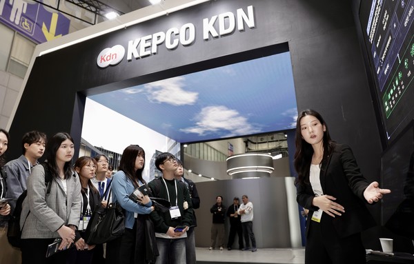 BIXPO 2025서 전시관을 찾은 관람객들이 솔루션 설명을 듣고 있다/사진 = 한전KDN